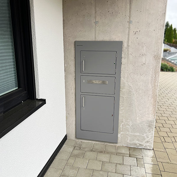 Paketkasten in Garage eingelassen. Betonwand mit Aussparung für Paketkasten