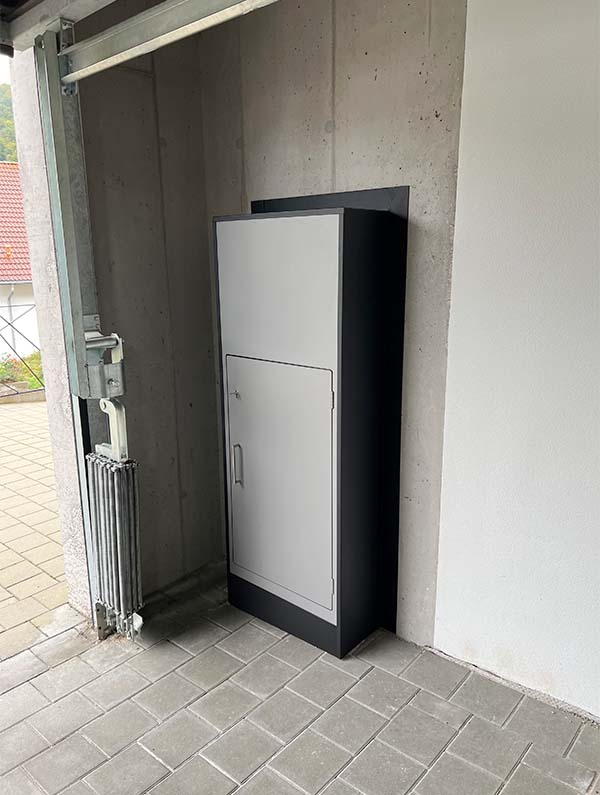 Paketkasten in Garage integriert. Entnahme von hinten in der Garage.