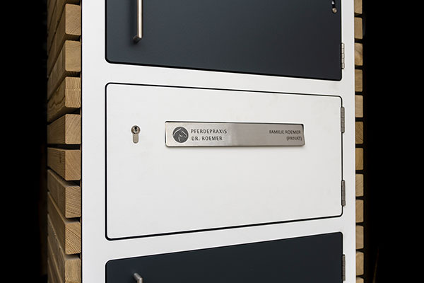 Classic Line mit gravierter Briefkastenklappe im mittleren Paketfach