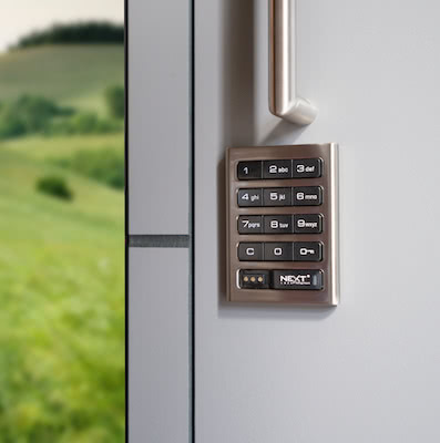 Briefkasten mit Edelstahlklappe Paketbox mit Briefkasten integriert. Die Klappe des weißen Briefkastens ist aus Edelstahl.