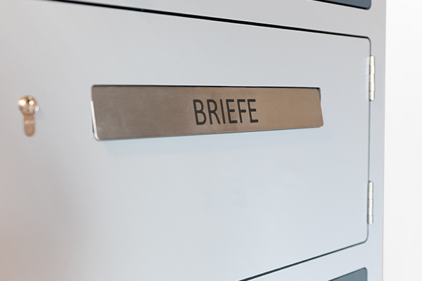 Gravur der Briefkastenklappe als Sonderlösung für den Paketkasten