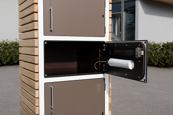 Paketkasten mit getrenntem Stauraum. Mittleres Fach steht offen. Seitenwände des Paketkastens sind aus Lärchenholzlatten.