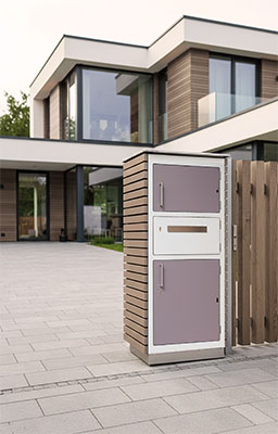 Paketkasten mit angestrichenen Holzlattenund violette Türen.