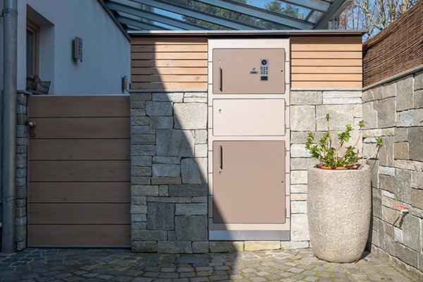 Gestaltungsidee für den Einbau einer Paketbox in eine Gartenmauer aus Stein