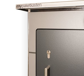 Paketbox mit oder ohne Edelstahlleiste. Ausschnitt von Paketbox mit Edelstahl mit Mypaketkasten Logo.