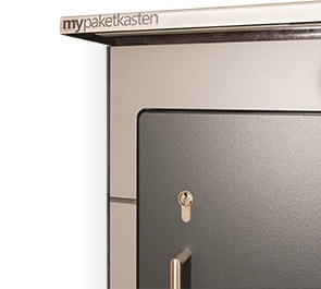 Paketkasten mit oder ohne Edelstahlleiste. Ausschnitt von Paketbox ohne Edelstahl mit Mypaketkasten Logo.