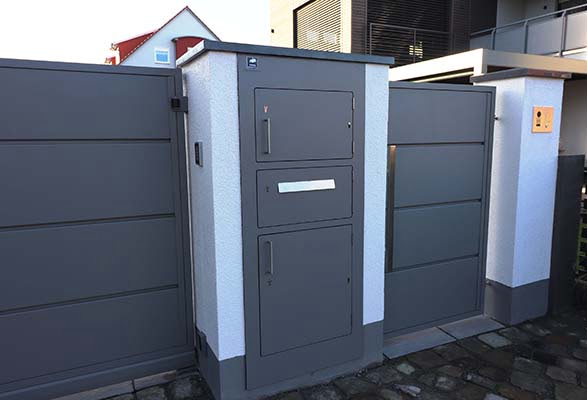 Einbauvariante integriert in Eingangsbereich der Gartenmauer - von links.