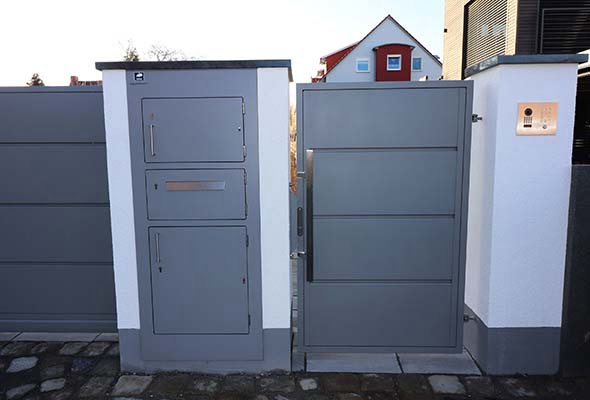 Einbauvariante integriert in Eingangsbereich der Gartenmauer - Frontansicht.