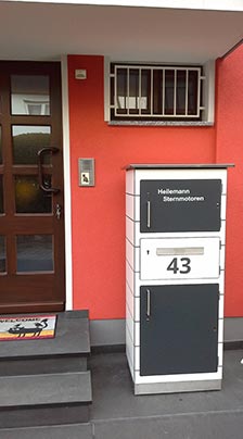 Nutzung eines Paketkastens mit Folierung vor Wohnhaus