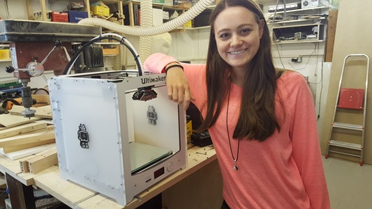 3D-Drucker von Ultimaker unterstützt das Team beim Prototyping. Team Mitglied Carina Haller steht neben dem Gerät.