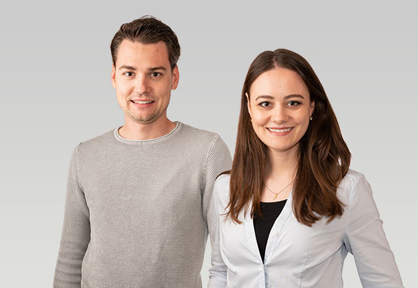 Start-up Gründer von Mypaketkasten. Carina Haller und Michael Haller in Businesskleidung. Geschäftsführer vom deggendorfer start-up Mypaketkasten.