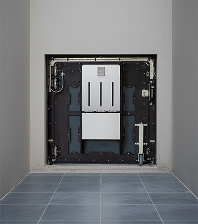 Pakettür in Baulücke integriert. Ansicht von hinten. Großer Raum für Pakete