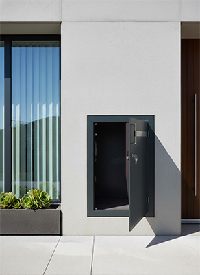 Großes Paketfach Unterputz in Mauer integriert.