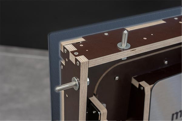 Einbaurahmen überdeckt die Baulücke der Paketbox