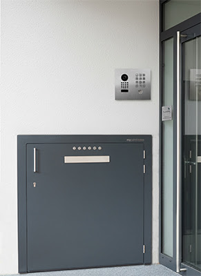 Paketkasten für sehr große Anlieferungen. Tür die in Wand integriert wird. Mit Codetastatur für Entnahme oder Zustellung per Code