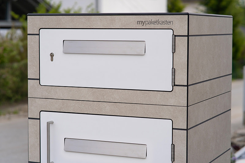Große Paketbox mit zwei Briefkästen. Paketkasten mit zwei Briefkästen mit großen Paketfach.